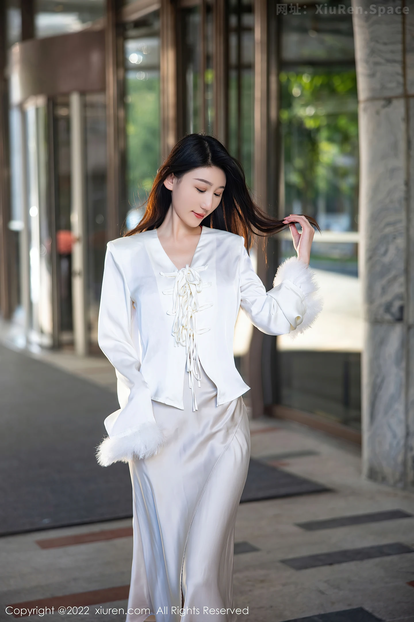 图片[2]-[XiuRen秀人网] VOL.5734 新人模特薇薇酱都市丽人脱白色套装露红色蕾丝内衣撩人诱惑写真87P-秀人网官方网站